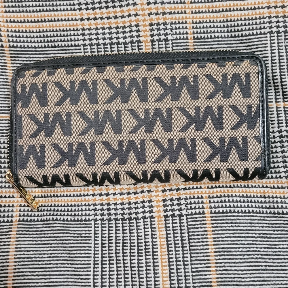 Michael Kors Zip Around Wallet - Picture 3 of 5